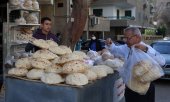 Bread prices are rising across the globe, as here at a market in Cairo. (© picture alliance / EPA / KHALED ELFIQI)