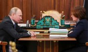 Nabioullina s'entretient avec Poutine, en 2019. (© picture alliance/dpa/Mikhail Klimentyev)