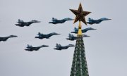 Fighter jet flight formation for 9 May in Moscow 2020. (© picture alliance/dpa/Christian Thiele)