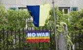 Украинский флаг и флаг за мир в Берне, Швейцария. (© picture-alliance/KEYSTONE/Петер Клаунцер)