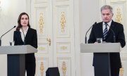 Премьер-министр Санна Марин и президент Саули Ниинистё в ходе пресс-конференции 24 февраля 2022 года. (© picture-alliance/EPA/Киммо Брандт)