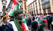 Yaklaşık 2 bin göstericinin, hükümetin Batı Sahra meselesindeki politika değişikliğine karşı Madrid'deki Dışişleri Bakanlığı önünde düzenlediği protesto, 26 Mart 2022. (© picture alliance/Juan Carlos Rojas)