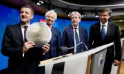 Kroatischer Finanzminister Zdravko Marić, Präsidentin der Europäischen Zentralbank Christine Lagarde, EU-Kommissar für Wirtschaft Paolo Gentiloni, EU-Kommissar für Wirtschaft im Dienste der Menschen Valdis Dombrovskis (v. l. n. r.). (© picture alliance / ASSOCIATED PRESS / Virginia Mayo)