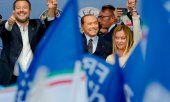 Matteo Salvini (Lega), Silvio Berlusconi (Forza Italia) et Giorgia Meloni (FdI) lors d'un meeting, le 22 septembre 2022 à Rome. (© picture alliance/ASSOCIATED PRESS/Alessandra Tarantino)