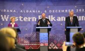 EU-Kommissionspräsidentin von der Leyen, EU-Ratspräsident Michel und Albaniens Premier Rama. (© picture alliance/ASSOCIATED PRESS/Vadim Ghirda)