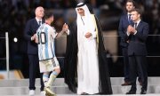 Katar Emiri Temim bin Hamad es-Sani, FIFA Başkanı Infantino ve Fransa Cumhurbaşkanı Macron'la birlikte dünya şampiyonu Messi'yi tebrik ederken. (© picture alliance / abaca / Niviere David/ABACAPRESS.COM)