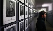 Photos of prisoners in the former Auschwitz-Birkenau concentration camp. (© picture-alliance/NurPhoto / Jakub Porzycki)