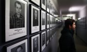 Фотографии узников в музее, созданном на территории бывшего концлагеря. (© picture-alliance/NurPhoto/Якуб Пожицкий)