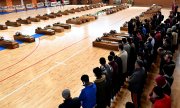 Cérémonie funéraire pour les naufragés dans un gymnase de Crotone, en Italie, le 1er mars. (© picture alliance / EPA  CARMELO IMBESI)