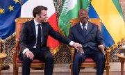 Frankreichs Präsident Emmanuel Macron bei einem Treffen mit Gabuns Präsident Ali Bongo Ondimba am 1. März. (© picture alliance/abaca/Witt Jacques/Pool)