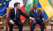 Frankreichs Präsident Emmanuel Macron bei einem Treffen mit Gabuns Präsident Ali Bongo Ondimba am 1. März. (© picture alliance/abaca/Witt Jacques/Pool)