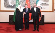 Çinli diplomat Wang Yi, Suudi Arabistan diplomatik heyeti başkanı Musaad bin Muhammed Al-Aiban (solda) ve İran diplomatik heyeti başkanı Ali Shamkhani ile birlikte 10 Mart 2023'te Pekin'de. (© picture alliance / Xinhua News Agency / Luo Xiaoguang)