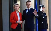 Von der Leyen and Macron in front of the Elysée Palace on 3 April. (© picture alliance / ASSOCIATED PRESS / Aurelien Morissard)
