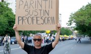 A placard at a demonstration in Bucharest on 30 May reads: "Parents support teachers". (© picture alliance / EPA / Robert Ghement)