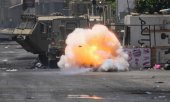 An explosive detonates in front of an Israeli military vehicle in Jenin on 4 July 2023. (© picture alliance / ASSOCIATED PRESS / Majdi Mohammed)