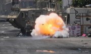 Ein Sprengsatz explodiert am 4. Juli 2023 vor einem israelischen Militärfahrzeug in Dschenin. (© picture alliance / ASSOCIATED PRESS / Majdi Mohammed)