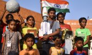 Children watch the Chandrayaan-3 moon landing on a big screen in Chennai. (© picture-alliance/EPA/Idrees Mohammed)