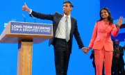 Sunak with his wife Akshata Murty at the Party Conference. (© picture alliance / ASSOCIATED PRESS / Jon Super)