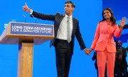 Риши Сунак с супругой Акшатой Мурти на съезде британских консерваторов. (© picture alliance/Associated Press/Джон Сьюпер)