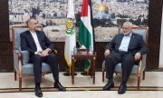 Der iranische Außenminister Hossein Amir-Abdollahian (links) traf Hamas-Chef Ismail Haniyya am 15. Oktober in Katars Hauptstadt Doha. (© picture-alliance/Anadolu / Iranian Foreign Ministry)