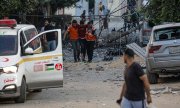 Paramedics help an injured person to leave the northern Gaza Strip on 6 November. (© picture alliance / EPA / MOHAMMED SABER)