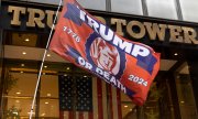 Trump supporters demonstrate in front of Trump Tower in New York in December 2023. (© picture alliance / ZUMAPRESS.com / Gina M Randazzo)