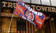 Trump supporters demonstrate in front of Trump Tower in New York in December 2023. (© picture alliance / ZUMAPRESS.com / Gina M Randazzo)