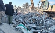 People search through the rubble after the air strikes in Anbar, Iraq, on 3 February 2023. (© picture alliance / Anadolu / Hashd al-Shaabi Media Office / Handout)