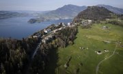 Le complexe hôtelier du Bürgenstock, où sera organisée la conférence, au-dessus du lac des Quatre-Cantons. (© picture alliance/KEYSTONE / MICHAEL BUHOLZER)