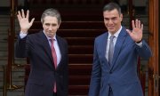 Pedro Sánchez ve İrlandalı mevkidaşı Simon Harris 12 Nisan'da Dublin'de. (© picture alliance / ASSOCIATED PRESS / Brian Lawless)