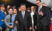 Xi mit Serbiens Präsident Vučić am Dienstag in Belgrad. (picture alliance / ASSOCIATED PRESS)