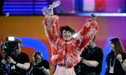 Победитель Nemo с кубком Евровидения. (© picture-alliance/Associated Press/Джессика Гоу)