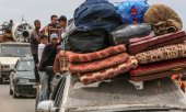 Menschen fliehen aus Rafah, wo am Wochenende ein Zeltlager in Folge eines israelischen Angriffs abbrannte. Das Feuer könnte durch die Explosion gelagerter Waffen ausgelöst worden sein. (© picture-alliance/Anadolu / Ali Jadallah)