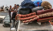 People fleeing Rafah, where a tent camp was set on fire on the weekend amid Israeli attacks. According to Israel the fire may have broken out when a cache of weapons exploded. (© picture-alliance/Anadolu / Ali Jadallah)