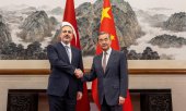Hakan Fidan avec son homologue Wang Yi, à Pékin le 4 juin. (© picture-alliance/Anadolu / Murat Gok)