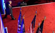 Georgia ve Pennsylvania gibi kilit eyaletlerdeki zaferinin netleşmesiyle, Trump coşkuyla kendisini bekleyen destekçilerinin karşısında çıktı. (© picture alliance / ASSOCIATED PRESS / Jeff Roberson