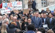 Der demokratische Senator Brian Schatz kritisiert den Stopp von USAID bei einer Versammlung von Mitarbeitern vor dem Hauptgebäude der Organisation in Washington.  (© picture alliance / ZUMAPRESS.com / Gent Shkullaku)