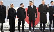 Zelenskiy ve eşi, 24 Şubat'ta Kiev'de düzenlenen anma etkinliğinde Letonya, Finlandiya, Litvanya ve Kanada hükümet liderleri arasında.  (© picture alliance/dpa/Lehtikuva / Heikki Saukkomaa)