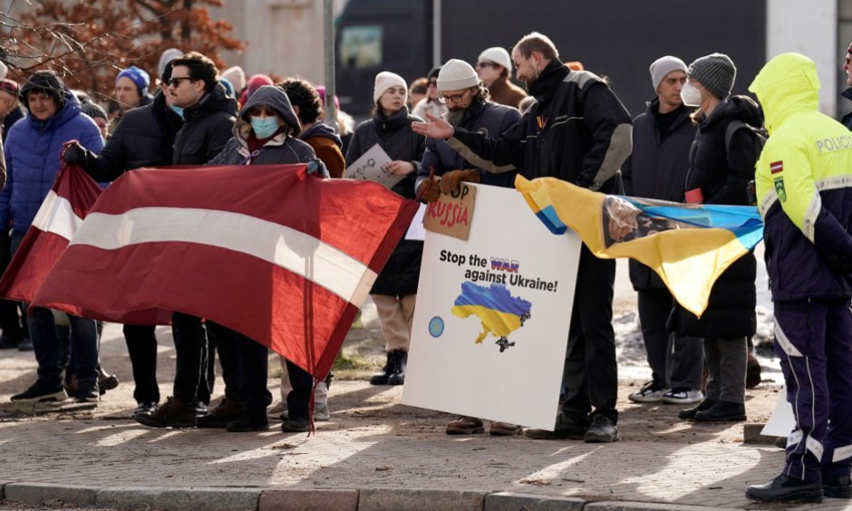 Am 24. Feburar 2022, Tag des Beginns des russischen Großangriffs auf die Ukraine, demonstrieren Letten vor der russischen Botschaft in Riga. (© picture alliance / ASSOCIATED PRESS / Roman Koksarov)