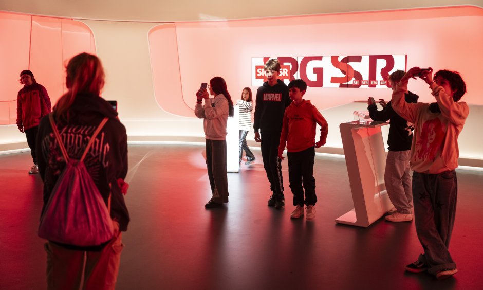 Des jeunes en visite à la télévision suisse. Depuis des années, la question du financement de la SRG SSR fait l’objet de débats et de votations populaires. (© picture alliance / KEYSTONE | ALESSANDRO DELLA VALLE)
