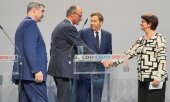 Friedrich Merz (CDU) shakes hands with Saskia Esken (SPD). Together with CSU leader Markus Söder (left) and Lars Klingbeil (SPD), they presented the coalition compromise on Wednesday, 9 April. (© picture alliance/dpa / Michael Kappeler)