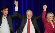 Australian Prime Minister Albanese (centre) celebrates his election victory with his partner and son. (© picture alliance/ASSOCIATED PRESS/Rick Rycroft)