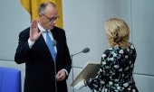 Friedrich Merz being sworn in as chancellor by Bundestag President Julia Klöckner. (© picture-alliance/ASSOCIATED PRESS / Ebrahim Noroozi)