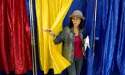 Presidential election in Bucharest: a woman leaves the polling station on 18 May. (© picture alliance/ASSOCIATED PRESS/Andreea Alexandru)