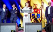 Майя Санду, президент Республики Молдова, выступает  в Кишинёве на празднике в честь дня независимости - вместе с федеральным канцлером Фридрихом Мерцем, президентом Франции Эмманюэлем Макроном и премьер-министром Польши Дональдом Туском. (© picture-alliance/dpa/Кай Нитфельд)