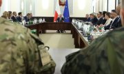Regierungschef Tusk berief am Mittwoch ein Notfalltreffen wichtiger Vertreter des polnischen Staates ein. (© picture alliance / newscom / Poland's Prime Ministers office)