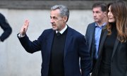 Nicolas Sarkozy (eşi Carla Bruni ile birlikte) evinden hapishaneye doğru giderken. (© picture alliance/abaca/Abdullah Firas/ABACA)