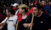 Protests against the introduction of the 13-hour working day on 1 October in Athens. (© picture alliance/SIPA/Elvis Takahashi Mantello)