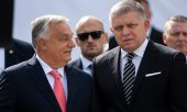Başbakan Viktor Orbán ve Başbakan Robert Fico, Eylül 2025'te bir sınır köprüsünde düzenlenen buluşmada. (© picture alliance / ASSOCIATED PRESS / Denes Erdos)