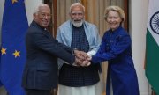 Indiens Premierminister Narendra Modi (Mitte) begrüßt EU-Ratspräsidenten Antonio Costa und Kommissionschefin Ursula von der Leyen zum formellen Abschluss der Verhandlungen am Dienstag in Neu-Delhi. (© picture alliance / ASSOCIATED PRESS / Manish Swarup)